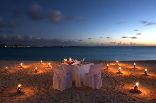 Cena con le candele in riva al mare